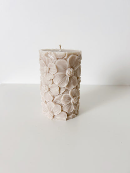 Handgegoten kaars bloemen beige